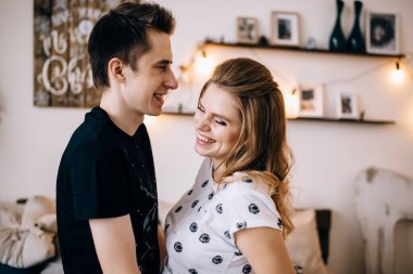 Adam hamile karısının karnına dokunuyor.