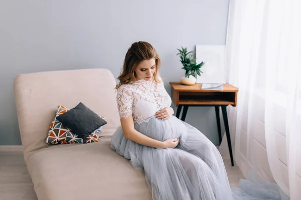 Έγκυος Κορίτσι Κάθεται Ένα Διακοσμημένο Τσάι — Φωτογραφία Αρχείου