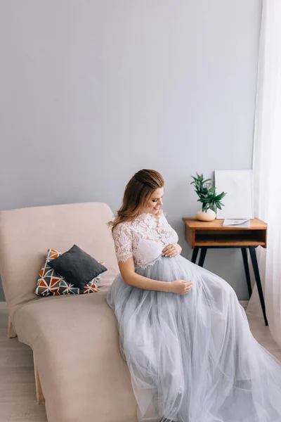 Έγκυος Κορίτσι Κάθεται Ένα Διακοσμημένο Τσάι — Φωτογραφία Αρχείου
