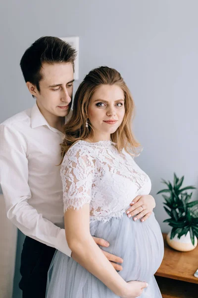 Gravid Kvinna Med Make Framför Windo — Stockfoto