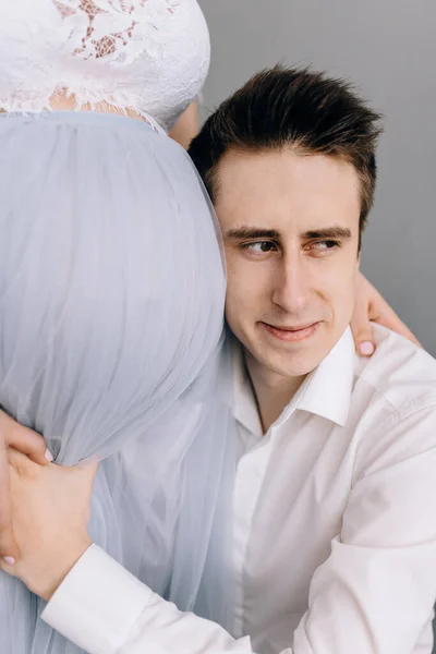 Husband Hugs His Pregnant Wif — Stock Photo, Image