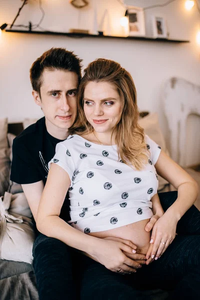 Aşık Bir Çift Hamile Sarılıyor Bebeği Bekliyor — Stok fotoğraf