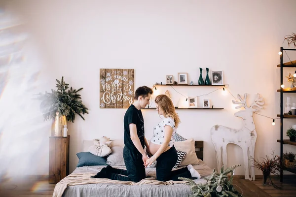 Homem Tocando Barriga Sua Esposa Grávida — Fotografia de Stock