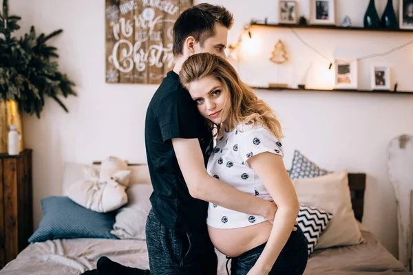 Hombre Tocando Vientre Esposa Embarazada —  Fotos de Stock