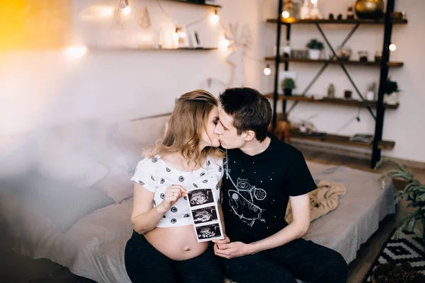 Casal Apaixonado Grávida Abraçando Esperando Pelo Bebê — Fotografia de Stock