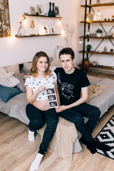 Casal Feliz Estão Segurando Ultra Som Seu Bebê — Fotografia de Stock