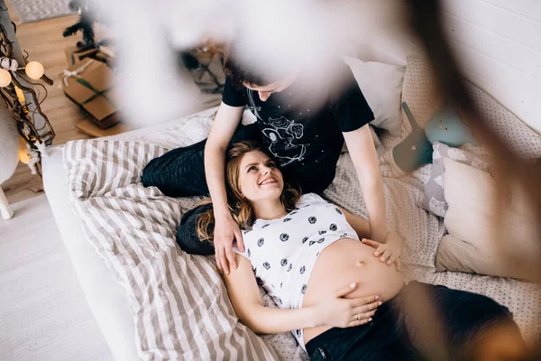 Gravid Lycklig Fru Ligger Sängen Med Make — Stockfoto