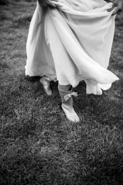 Dışarıda poz veren güzel bir kız. 