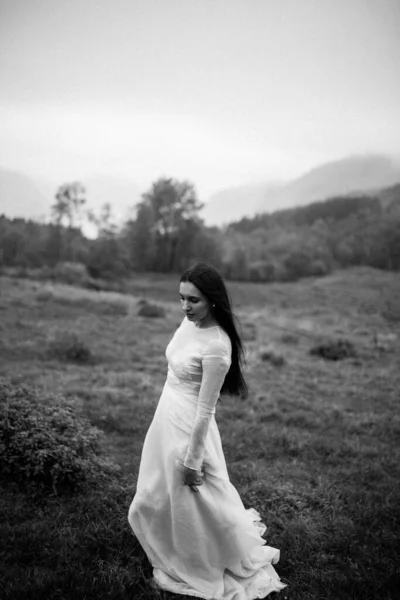 Young Beautiful Girl Posing Outdoors — Stock Photo, Image