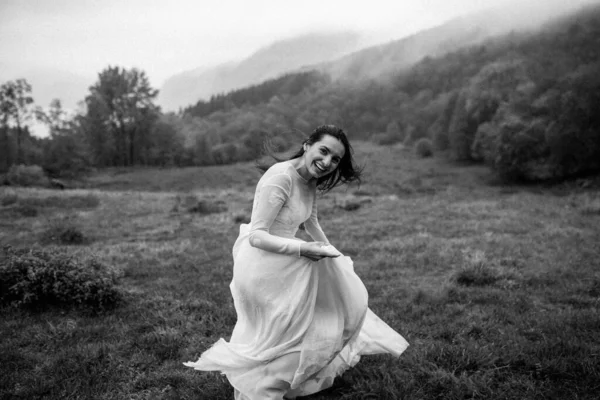 Young Beautiful Girl Posing Outdoors — Stock Photo, Image