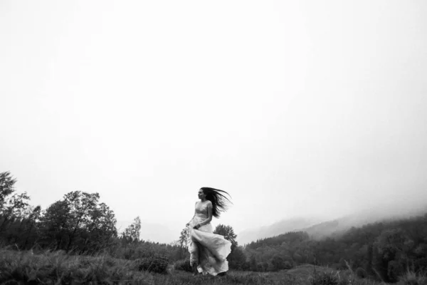 Menina Bonita Jovem Posando Livre — Fotografia de Stock