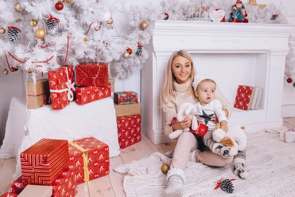 Mother Gives Her Son Gift Christmas — Stock Photo, Image