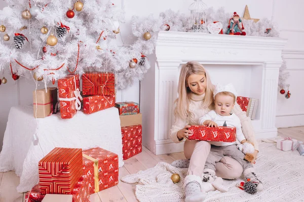 Mother Gives Her Son Gift Christmas — Stock Photo, Image