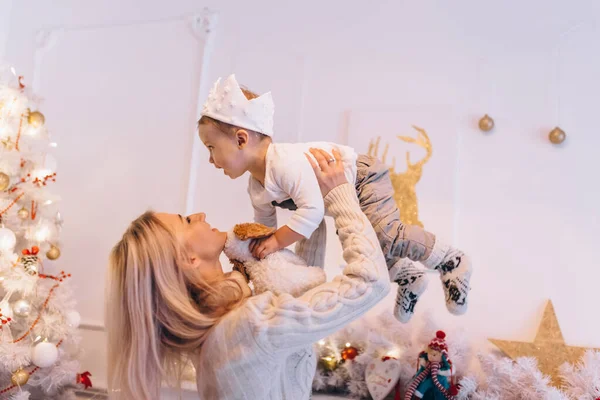 Mom Plays Her Son Living Room Christmas — Stock Photo, Image