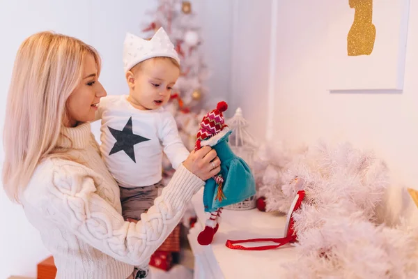 Mom Plays Her Son Living Room Christmas — Stock Photo, Image