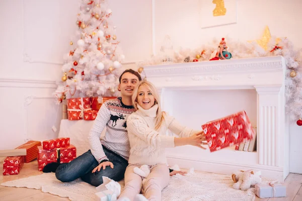 Couple Love Celebrates Christmas Living Room — Stock Photo, Image