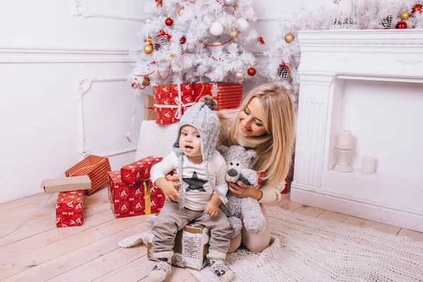 Young Mother Her Son Celebrate Christmas Room — Stock Photo, Image