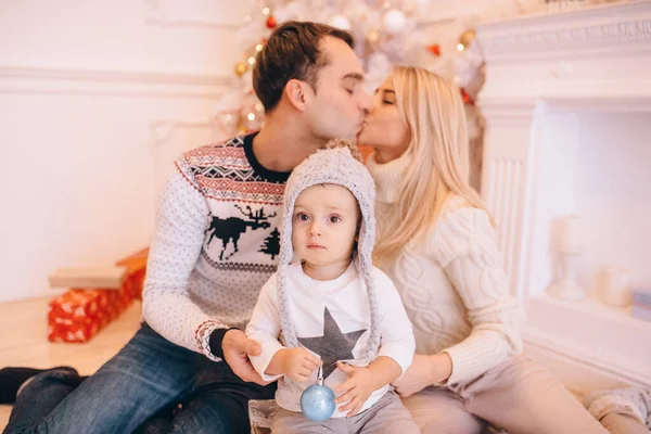 Boy Parents Kiss His Back — Stock Photo, Image