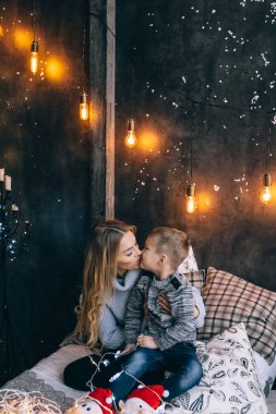 Anne oğluyla rahat bir evde oynuyor.