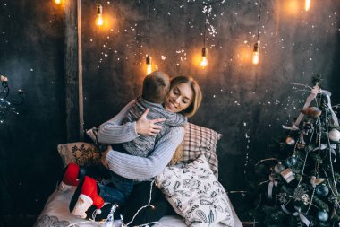 Anne oğluyla rahat bir evde oynuyor.