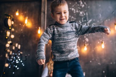 Çocuk yatakta zıplıyor.