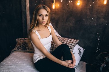 Odada beyaz tişörtlü güzel bir kızın portresi.