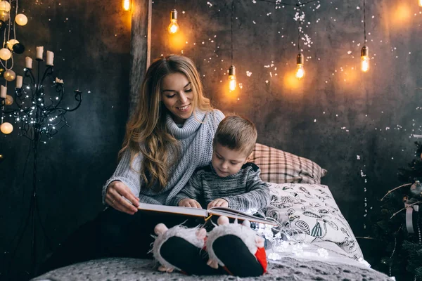 Mom Little Boy Reading Book Room — Stock Photo, Image