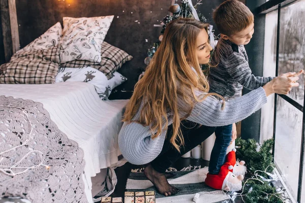 Mother Son Finger Painting Winter Window — Stock Photo, Image