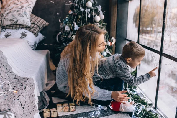 Mother Son Finger Painting Winter Window — Stock Photo, Image