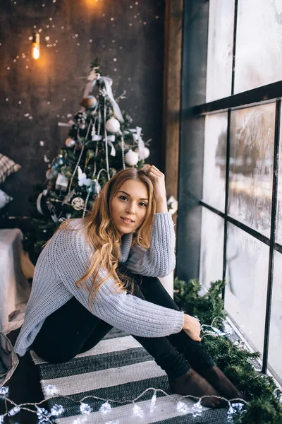 Portret Van Een Mooi Blond Meisje Buurt Van Het Raam — Stockfoto