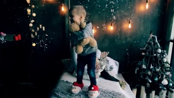 Ένα Αγόρι Και Μητέρα Του Παίζουν Ένα Αρκουδάκι Στο Δωμάτιο — Αρχείο Βίντεο