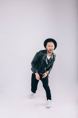 Tatlı adam dans ediyor.