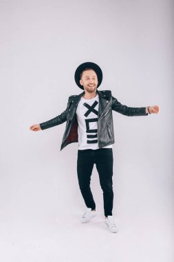 Tatlı adam dans ediyor.