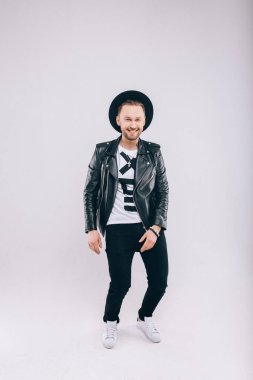 Tatlı adam dans ediyor.