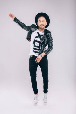 Tatlı adam dans ediyor.