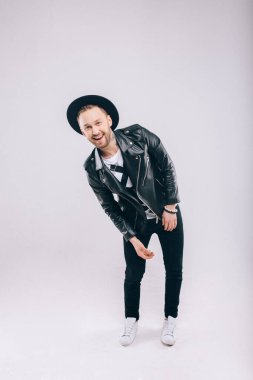 Tatlı adam dans ediyor.