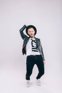 Tatlı adam dans ediyor.