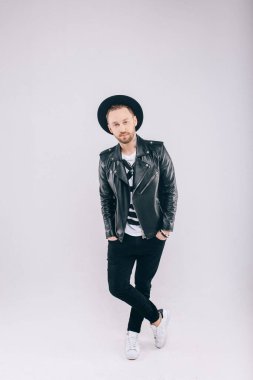 Stüdyoda şapkalı bir adamın portresi.