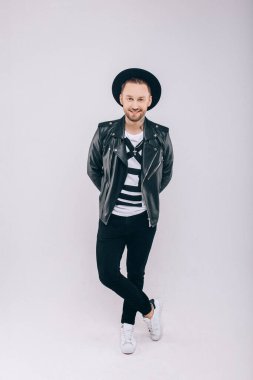 Stüdyoda şapkalı bir adamın portresi.