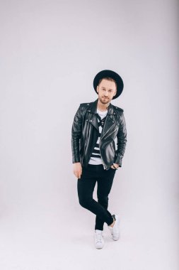 Stüdyoda şapkalı bir adamın portresi.