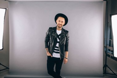 Stüdyoda şık bir adam.