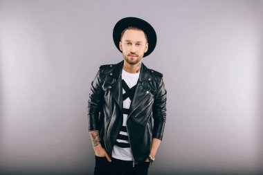 Stüdyoda şık bir adam.