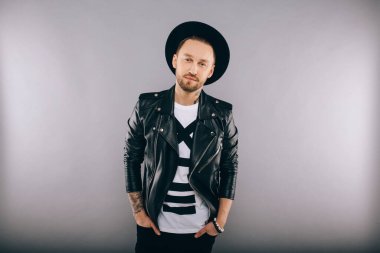 Stüdyoda şık bir adam.