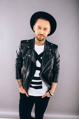 Stüdyoda şık bir adam.