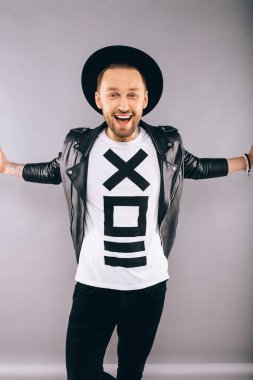 Heyecanlı sıradan bir adamın portresi. Eller havada ve beyaz bir arka planda izole edilmiş kameraya bakıyor.