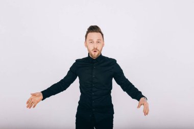 Beyaz arka planda dans eden mutlu genç adam