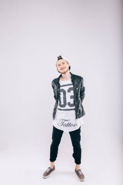 Stüdyoda beyaz arka planda yakışıklı bir genç var.