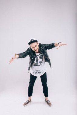 Stüdyoda beyaz arka planda modaya uygun genç bir adam.