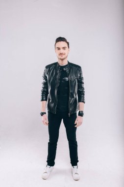 Stüdyoda ceketli yakışıklı bir genç.