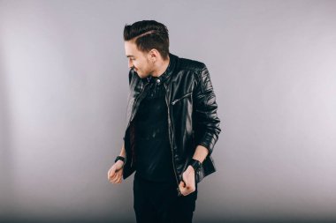 Deri ceket giyen bir gencin portresi.
